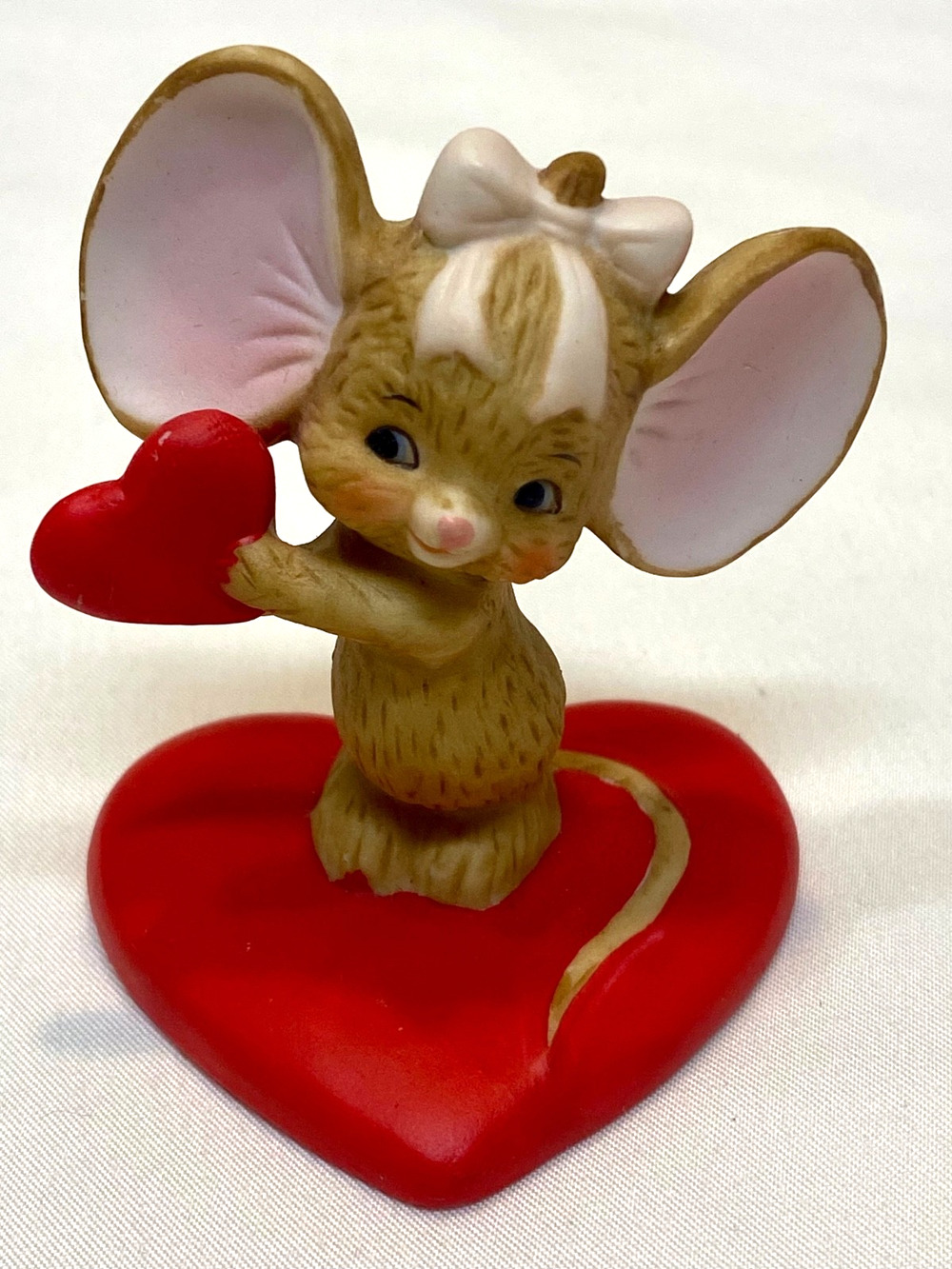 VTG. Lefton Porcelain Mouse On Heart Giving Away His Heart Figurine
